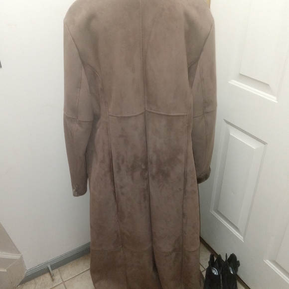 Woman's  Coat - Picture 5 of 5